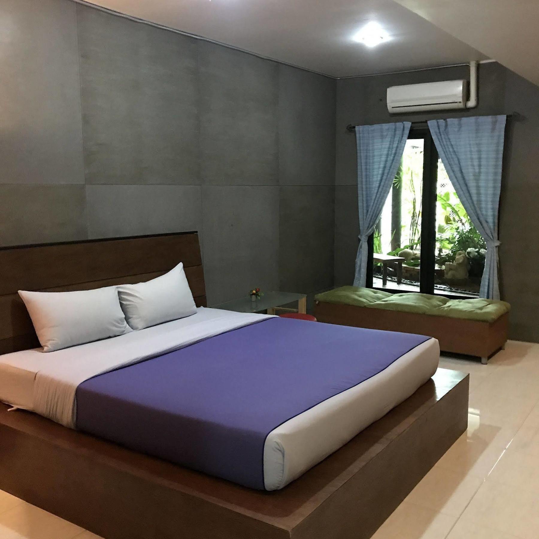 Cafe'@Luv22 Hotel Phuket Exterior photo