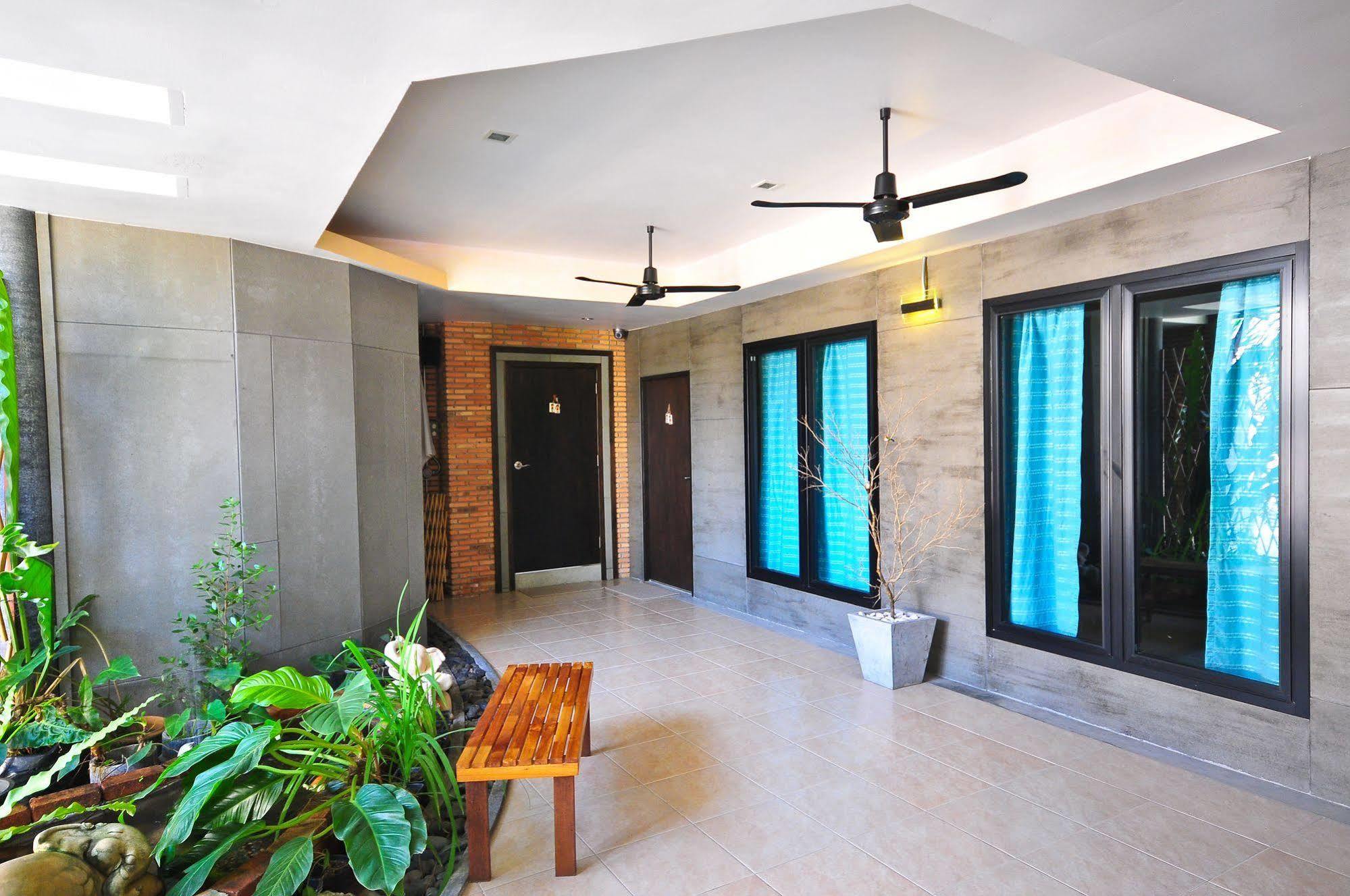 Cafe'@Luv22 Hotel Phuket Exterior photo